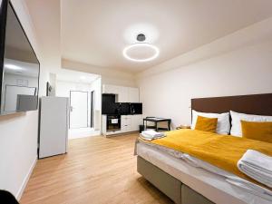 sypialnia z dużym łóżkiem i żółtym kocem w obiekcie Post 120 Suites w Pradze