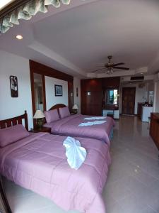 Postel nebo postele na pokoji v ubytování Aksarai hotel