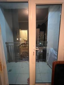 szklanymi drzwiami z widokiem na pokój w obiekcie Apartment Samir mida w mieście Baku
