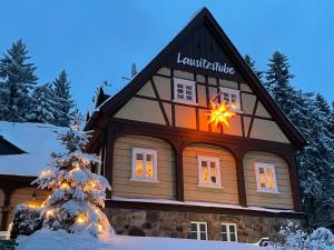 uma casa com uma estrela de Natal na janela em Lausitzstube em Kurort Altenberg