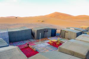 メルズーガにあるMerry Desert Campの砂漠の建物の空中