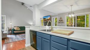 Mynd úr myndasafni af The Outpost Camelback Walk to Ski, Swim, and Fun! í Tannersville