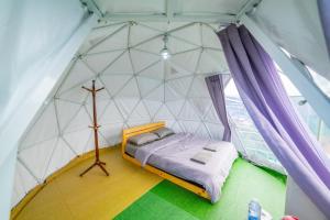 1 dormitorio con 1 cama en una tienda de campaña en la cúpula en MonLannaHomesty en Mon Jam