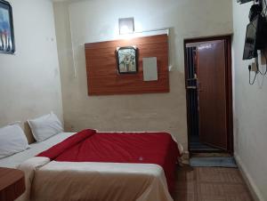 um quarto com duas camas e uma porta para um quarto em FLGHR Crazy Home Stay em Kodaikānāl