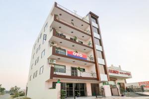un bâtiment avec un panneau sur son côté dans l'établissement OYO Akash Guest House, à Faridabad