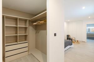Pokój z szafą z półkami i łóżkiem w obiekcie Morning Star by Fidalsa w mieście Torrevieja