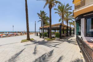 chodnik z palmami i budynek na plaży w obiekcie Morning Star by Fidalsa w mieście Torrevieja
