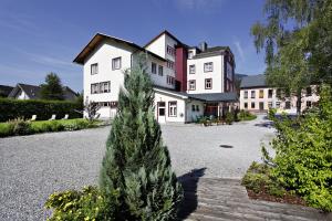 Un árbol de Navidad delante de una casa en Pension Zuser en Mitterbach