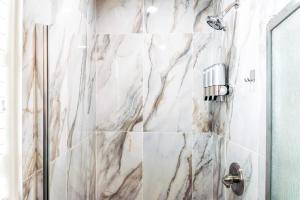 ein Badezimmer mit einer Marmorduschkabine in der Unterkunft Cozy Luxe Unit Near Disneyland - Sleeps up to 10! EV Friendly & King Bed in Midway City + 41 Fotos