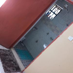 La salle de bains est pourvue d'une douche. dans l'établissement Pearl apartment roysambu one bedroom, à Nairobi