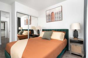 Cama ou camas em um quarto em Stunning 2BR + 2.5BA Luxury Townhome Steps from Square One!