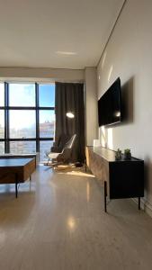 sala de estar con TV y sofá en Bed & Business, en Drama
