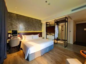 Tempat tidur dalam kamar di NEWCC HOTEL AND SERVICED APARTMENT