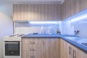 uma cozinha com um fogão e uma bancada azul em Athens Comfy Apartment- near Acropolis em Atenas