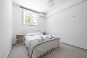 um quarto com uma cama com duas toalhas em Athens Comfy Apartment- near Acropolis em Atenas