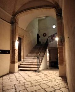 un pasillo vacío con escaleras en un edificio en Suite il ritrovo dei poeti, en Taranto