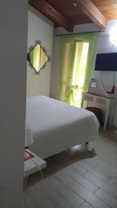 ボローニャにあるIl Delfino a Bolognaのベッドルーム(白いベッド1台、デスク付)