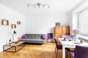 sala de estar con sofá y mesa en P&O Apartments Powiśle, en Varsovia