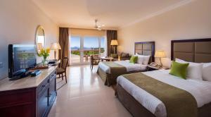 沙姆沙伊赫的住宿－沙姆沙伊赫巴倫度假酒店，酒店客房设有两张床和电视。