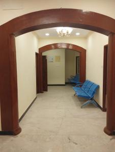 un couloir avec deux chaises bleues dans une chambre dans l'établissement A.R Residency, à Chennai
