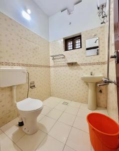 łazienka z toaletą i umywalką w obiekcie Varkala Villa w mieście Varkala