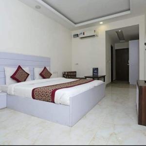 a bedroom with a large bed in a room at Hotel Lakshmi Palace in New Delhi