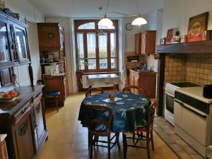 Kuchyň nebo kuchyňský kout v ubytování Maison de bourg dans le Cantal + 7 fotografií