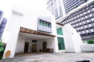 een wit gebouw met een balkon erboven bij AU 27pax Bungalow with Pool Table & Swimming Pool in Kuala Lumpur
