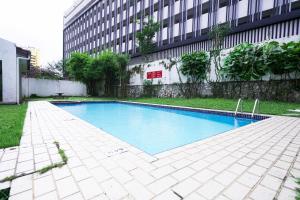 een leeg zwembad voor een gebouw bij AU 27pax Bungalow with Pool Table & Swimming Pool in Kuala Lumpur