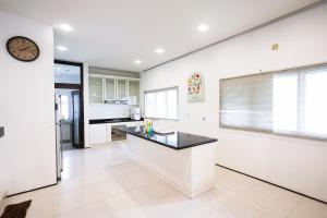 een keuken met witte muren en een aanrecht bij AU 27pax Bungalow with Pool Table & Swimming Pool in Kuala Lumpur