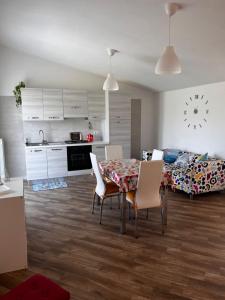 eine Küche und ein Wohnzimmer mit einem Tisch und Stühlen in der Unterkunft Splendido appartamento a due passi dal mare in Termoli
