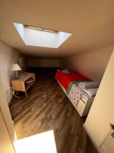 Kleines Zimmer mit einem Bett und einem Schreibtisch. in der Unterkunft Splendido appartamento a due passi dal mare in Termoli
