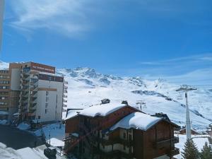 a building with snow on top of a mountain at Val Thorens Studio 2 personnes et balcon Plein Sud in Val Thorens