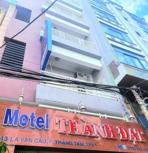 um sinal de motel na lateral de um edifício em Motel Thành Đạt em Vung Tau