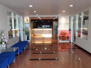 a lobby with blue couches in a building at โรงแรม ศิราภา เรสซิเด้นท์ จำกัด in Chachoengsao