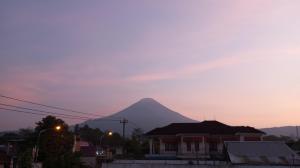 vista su una montagna al tramonto con una casa di AN Homestay a Wonosobo