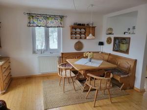 a living room with a wooden table and chairs at Sonnwies - Erholung pur im Bayerischen Wald in Perlesreut