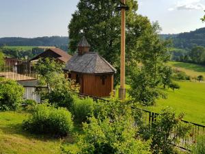 ein kleines Holzgebäude mit einem Kamin auf einem Feld in der Unterkunft Sonnwies - Erholung pur im Bayerischen Wald in Perlesreut