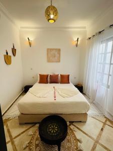 1 dormitorio con 1 cama grande en una habitación en Riad Bjoujna, en Marrakech