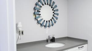 een badkamer met een wastafel en een spiegel bij MYWAY DELUXE in Konak