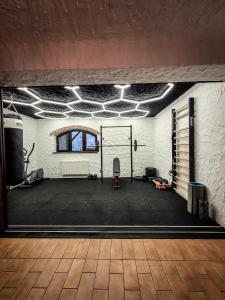 ein leerer Raum mit einem großen Raum mit einem Fitnessstudio in der Unterkunft Gęsi Zakręt in Ustrzyki Dolne