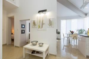 uma cozinha e uma sala de estar com uma mesa em Adorable Holiday House Lilla-with pool-near Old Town Labin em Labin