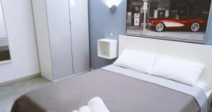 sypialnia z łóżkiem z czerwonym samochodem pod zdjęciem w obiekcie Your home in Rome w Rzymie