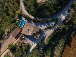 an overhead view of a house and a road at Vila Caelus masía boutique in Rubio