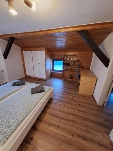 2 łóżka w pokoju z drewnianą podłogą w obiekcie Ferienwohnung Schulze w mieście Hohenwestedt