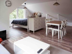 een slaapkamer met een bed en een tafel en stoelen bij A lovely bright apartment with it's own entrance in Kungsbacka