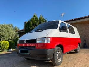 einem roten und weißen Van, der in einer Einfahrt parkt in der Unterkunft Camper Van in Villacarlos