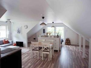 eine Küche und ein Wohnzimmer mit einem Tisch und Stühlen in der Unterkunft A lovely bright apartment with it's own entrance in Kungsbacka