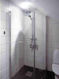 y baño con ducha y aseo. en A lovely bright apartment with it's own entrance, en Kungsbacka