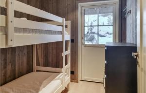 sypialnia z 2 łóżkami piętrowymi i oknem w obiekcie Amazing Home In seral With House A Mountain View w mieście Åseral